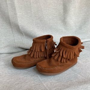 GUC Minnetonka Moccasin Fringe Boots for your toddler! Size 9T.